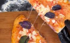 Неаполитанская закрытая пицца кальцоне с сыром