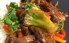 Жареная говядина с овощами в соусе терияки