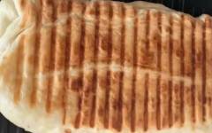 Пирог с картофелем, рыбой и сыром из слоеного теста на гриле