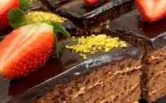 Шоколадный медовый торт кремом со сгущенкой
