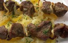 Мясо с картошкой и луком в духовке