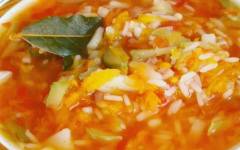 Суп рассольник с рисом и солеными огурцами