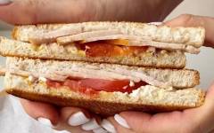 Сэндвич с ветчиной, помидорами и сыром на сковороде