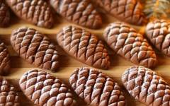 Шоколадное новогоднее песочное печенье Шишки