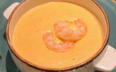 Крем суп с креветками, плавленым сыром, сливками и куриным бульоном