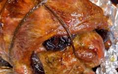Мясной рулет из свинины с черносливом в духовке