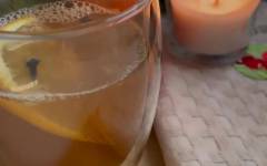 Рождественский напиток с яблочным соком, апельсином и лимоном