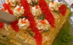 Закусочный торт Наполеон с красной рыбой, сыром и яйцом