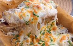 Запеченное куриное филе, грибы и сыр в духовке