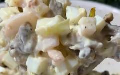 Салат с кальмарами, яйцом и грибами самый вкусный