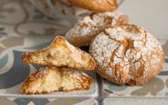 Итальянское печенье амаретти из миндальной муки и цукатов
