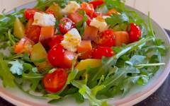 Салат с копченой красной рыбой, помидорами, рукколой, картошкой и сыром