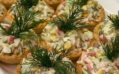 Новогодний салат с крабовыми палочками, огурцом, рисом, кукурузой и яйцами