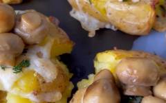 Мятый картофель с грибами и сыром в духовке