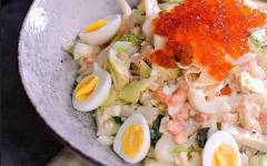 Салат с морепродуктами: креветками, крабовыми палочками, огурцом и яйцом