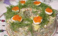 Салат Оливье с лососем и маринованными огурцами