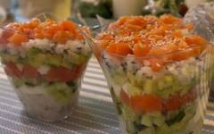 Слоеный суши салат в стакане
