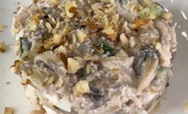 Куриный салат с грибами, яйцами и грецким орехом рецепт