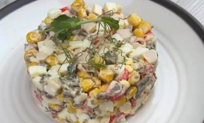 Крабовый салат с грибами шампиньонами, яйцами и кукурузой рецепт