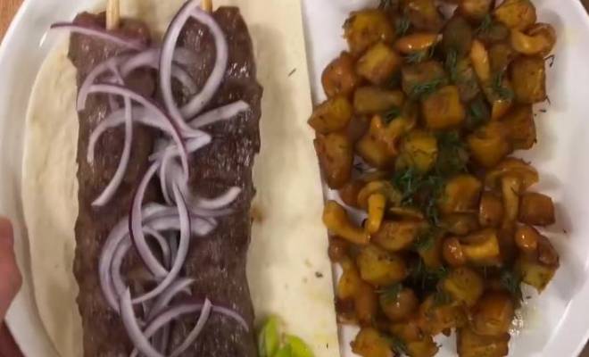 Люля-кебабы из говядины с жаренной картошкой с опятами рецепт