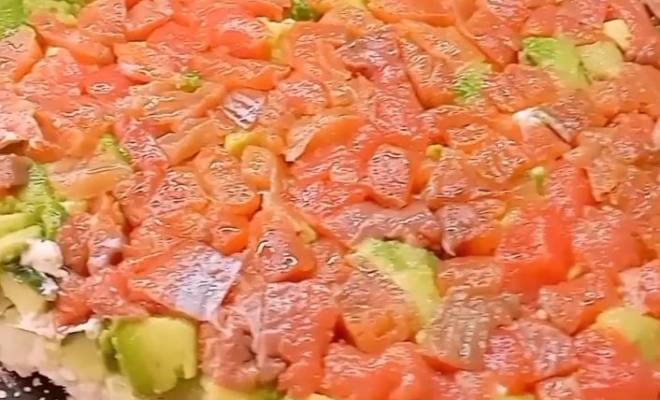 Салат суши слоями с красной рыбой и огурцом рецепт