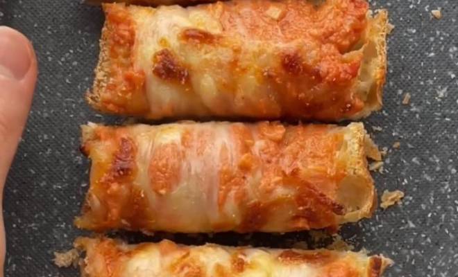 Запеченный багет с сыром моцарелла в духовке рецепт