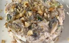 Куриный салат с грибами, яйцами и грецким орехом