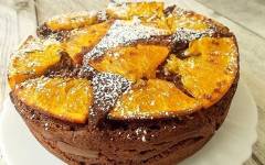 Шоколадный пирог шарлотка с апельсинами на плите