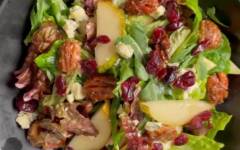 Салат с грушей и карамелизированными орехами