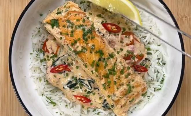 Тосканский лосось с помидорами, шпинатом и сливками рецепт