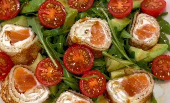 Салат с блинчиками и красной рыбой рецепт