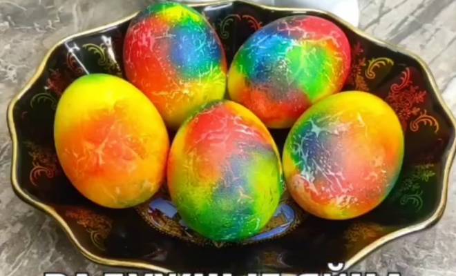 Радужные яйца на пасху пищевыми красителями с салфеткой рецепт