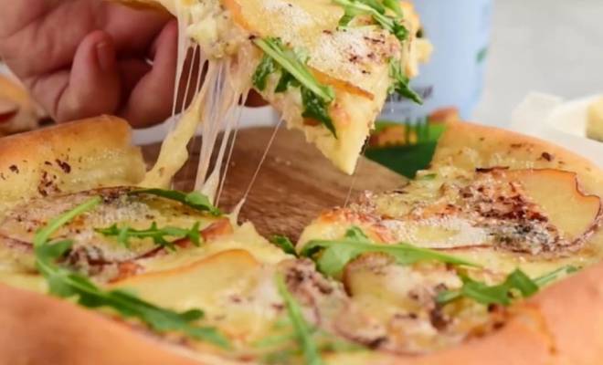 Пицца с сыром моцареллой, грушей и горгонзолой рецепт