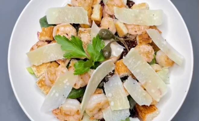 Салат-латук с креветками и пармезаном рецепт