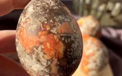 Как покрасить мраморные яйца на пасху в луковой шелухе и каркаде