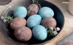 Голубые и фиолетовые яйца с мерцанием на пасху как покрасить