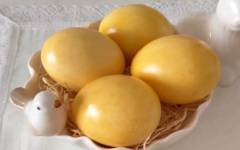 Чем покрасить яйца в желтый цвет на пасху - куркумой