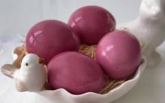Как покрасить яйца в розовый цвет