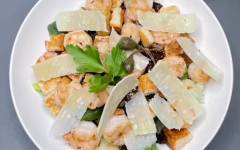 Салат-латук с креветками и пармезаном