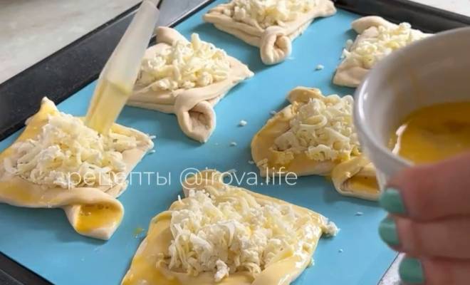 Как приготовить Хачапури с сыром из слоеного теста в духовке просто рецепт пошаговый