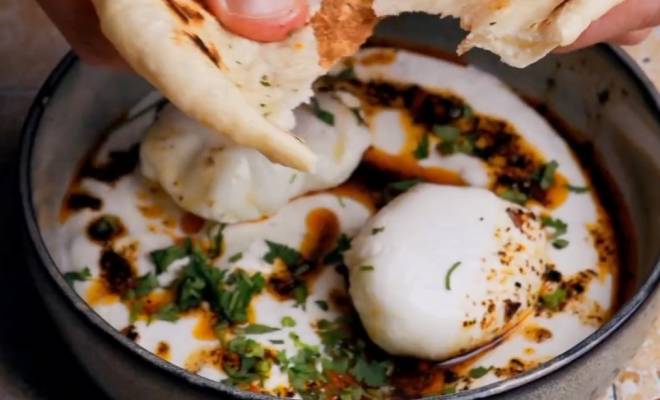 Яйца пашот по-турецки с питами рецепт