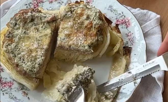 Запеченный стейк из капусты с фаршем и сыром в духовке рецепт