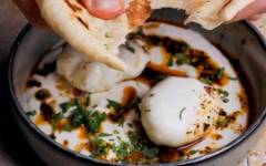 Яйца пашот по-турецки с питами