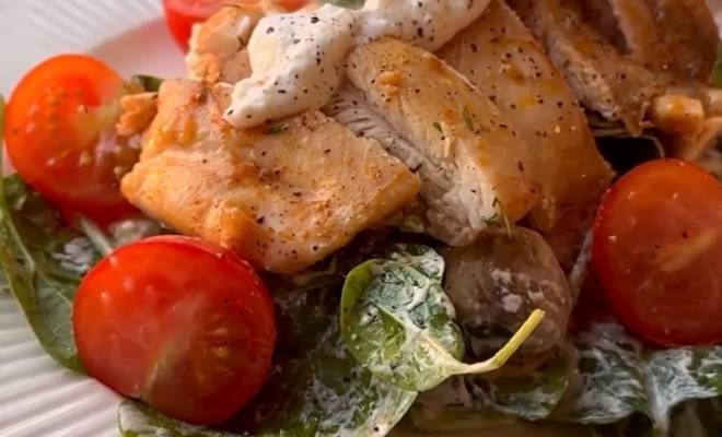 Тёплый салат с курицей и запечёнными овощами рецепт