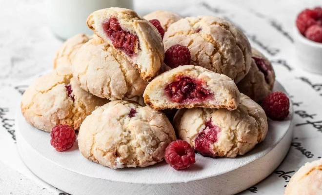 Печенье с малиной и белым шоколадом