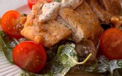 Тёплый салат с курицей и запечёнными овощами