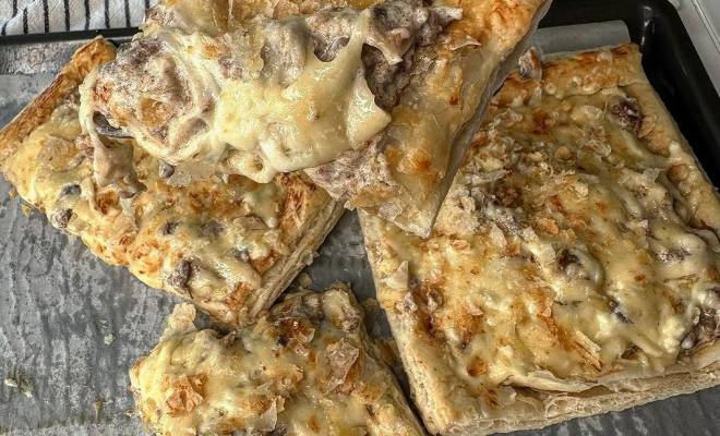 Пироги с тушенкой, шампиньонами и сыром рецепт