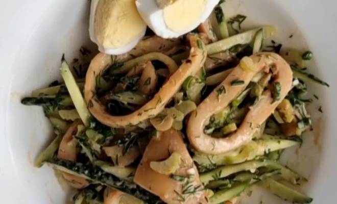 Салат с кальмарами, огурцами, яйцами и сельдереем рецепт