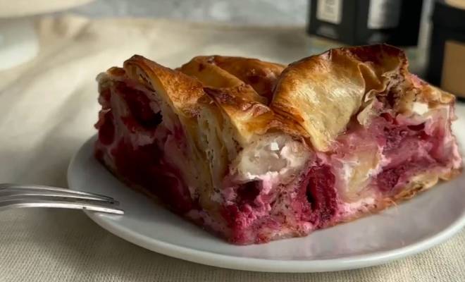 Пирог из лаваша, творога и вишни рецепт