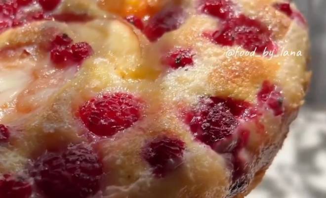 Дрожжевой пирог без замеса с ягодами, фруктами и сливками рецепт